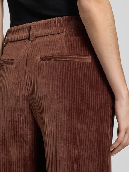 Vrouwenmodel draagt Corduroy broek van ICHI, Model 'TAMARY', katoenmix met stretch, relaxed fit, paspelzakken achter, detailopname.