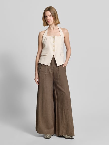 Frauenmodel trägt Wide Fit Hose mit Bundfalten Modell 'Ginkoli' von Stefanel aus Reine Baumwolle mit Eingrifftaschen, Haken- und Reißverschluss, braun, Ganzkörperansicht von vorne.