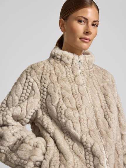 Frauenmodel trägt Teddyjacke mit strukturiertem Fleece von S. OLIVER BLACK LABEL in Beige, unifarben, Nahaufnahme Oberkörper.