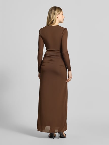 Frauenmodel trägt Maxikleid in Wickel-Optik Modell 'Amara' von Forever New in Braun, schlichtes Design, Ganzkörperansicht Rückansicht. Taillierter Schnitt, V-Ausschnitt, Rückenlänge 151 cm, Brustweite 35 cm, Ärmellänge 66 cm.