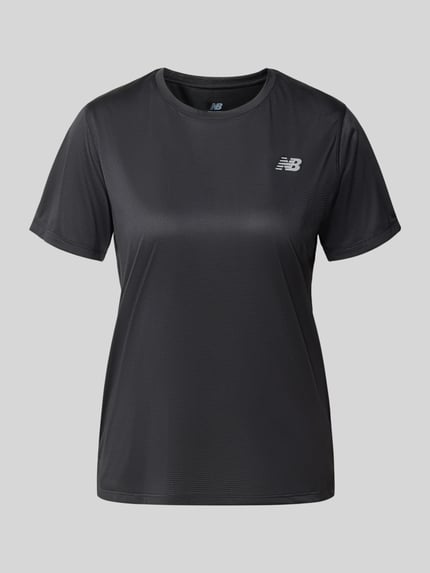 Produktfoto, Regular Fit T-Shirt mit Logo-Print von New Balance, czarny, gładka tekstura, krój regular fit, tył wydłużony, krótki rękaw, długość pleców w rozmiarze S: 53 cm