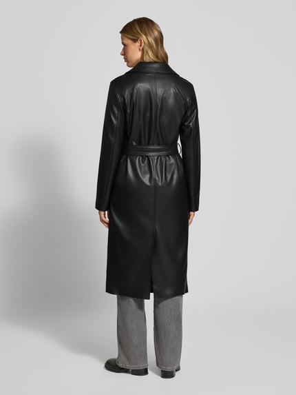 Frauenmodel trägt Mantel in Leder-Optik mit Bindegürtel von REVIEW in Schwarz, Zweireiher, Reverskragen, Regular Fit, Ganzkörperansicht Rückansicht.