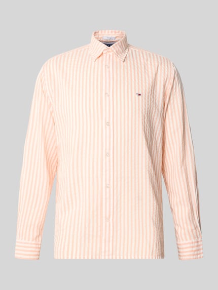 Produktfoto, Relaxed Fit Freizeithemd aus Baumwoll-Modal-Mix von Tommy Jeans, Optik:Allover-Muster in hellen Beige- und Weißtönen, Kentkragen, durchgehende Knopfleiste, Logo-Stitching, Langarm, Sportmanschette, glatte und weiche Textur