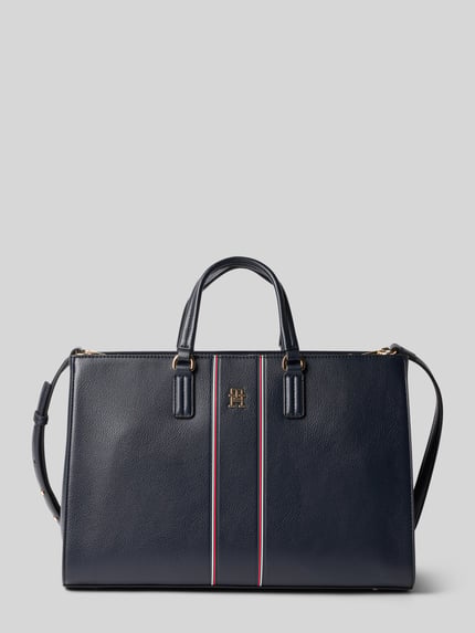 Produktfoto, Umhängetasche in Leder-Optik von Tommy Hilfiger, unifarben, Magnetverschluss, geteiltes Hauptfach, Kontraststreifen, Logo-Applikation aus Metall, Tragehenkel, abnehmbarer Schulterriemen