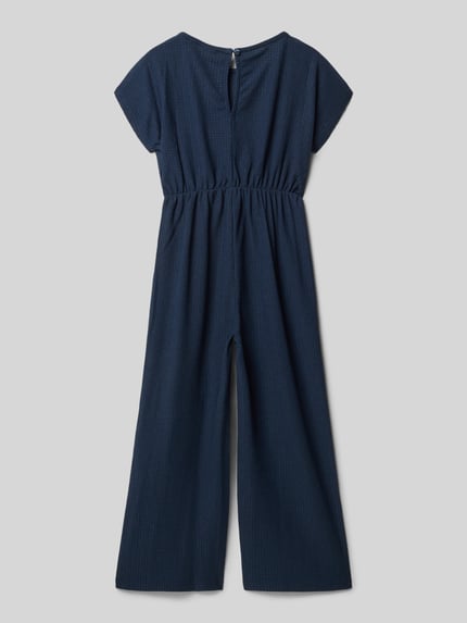 Mädchen trägt Regular Fit Jumpsuit in Crêpe von s.Oliver RED LABEL, Optik: Unifarben, Materialverarbeitung: Crêpe, Ganzkörperansicht Rückansicht.