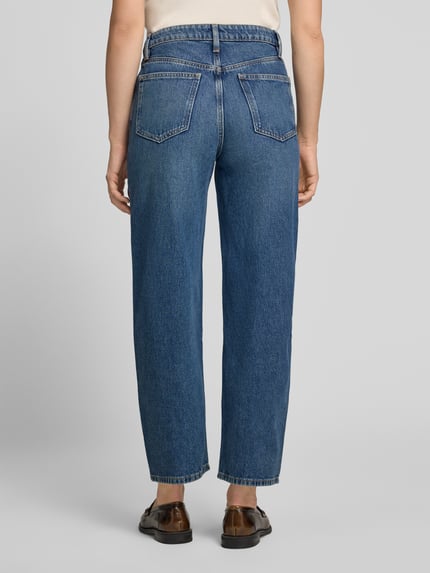 Frauenmodel trägt Straight Fit Jeans aus reiner Baumwolle Modell 'BET' von MANGO, mittleres Blau, 5-Pocket-Design, Ganzkörperansicht Rückansicht.