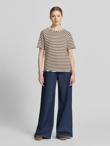 Frauenmodel trägt Regular Fit T-Shirt mit Rundhalsausschnitt von Smith and Soul aus Reine Baumwolle, Streifenmuster, Rollsaum, Ganzkörperansicht von vorne.