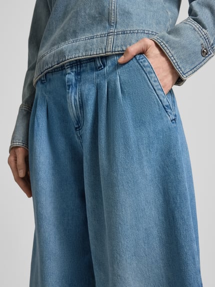 Vrouwenmodel draagt Wide Leg Jeans met plooien model 'TOBY' van Bash, puur katoen, steekzakken, lichtblauw, detailopname heup.