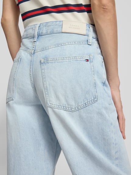 Frauenmodel trägt Barrel Fit Jeans aus reiner Baumwolle Modell 'BARREL' von Tommy Hilfiger in Denim-Optik mit Label Patch, Detailaufnahme Rückansicht.