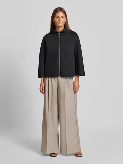 Frauenmodel trägt Jacke aus Viskose-Mix mit Stehkragen von Rinascimento, lockere Passform, schwarzer Stoff, Ganzkörperansicht von vorne.