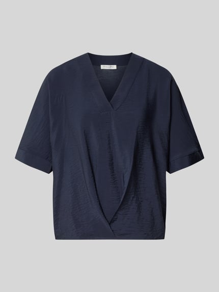 Produktfoto, Blusenshirt mit V-Ausschnitt von Christian Berg Woman in Dunkelblau, strukturierte Oberfläche, Regular-Fit, Drapierung, 1/2-Arm, Rückenlänge bei Größe 36: 31 cm, Ärmellänge bei Größe 36: 61 cm