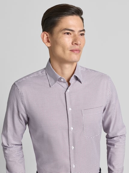 Männermodel trägt Regular Fit Businesshemd aus Baumwolle mit Button Down Kragen von Seidensticker, feines Karo, Nahaufnahme Oberkörper. Rückenlänge 82 cm, Schulterbreite 48 cm, Ärmellänge 67 cm, Brusttasche, Knopfleiste.
