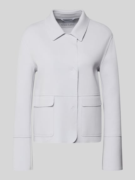 Produktfoto, Blazer mit Kentkragen und aufgesetzten Pattentaschen von WHITE LABEL, Baumwoll-Mix mit Stretch-Anteil, gerader Schnitt, verdeckter Verschluss, hellgraue Farbe, glatte Struktur, zwei große Pattentaschen, klare Linien, dezentes Design, Rückenlänge 57 cm, Brustweite 51 cm, Ärmellänge 61 cm, Größe 36.