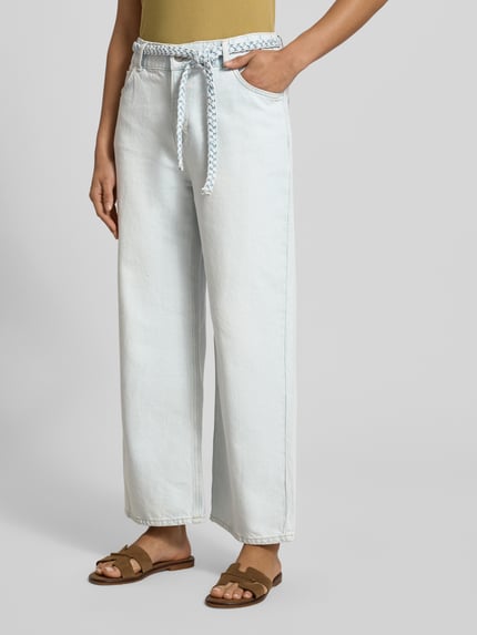 Frauenmodel trägt Jeans mit Gürtel in Flecht-Optik von JAKE*S STUDIO WOMAN, Lyocell-Mix, Wide Leg, Eingrifftaschen, Nahaufnahme Oberkörper.