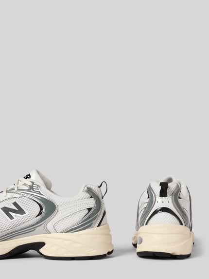 Produktfoto, Sneaker mit Label-Detail Modell 'U530ESA' von New Balance in Weiß mit grauen Details, abgerundete Form, strukturierte Sohle, Schnürung, Absatzhöhe 5 cm, Schafthöhe 6 cm, Schaftweite 6 cm bei Größe 39,5.
