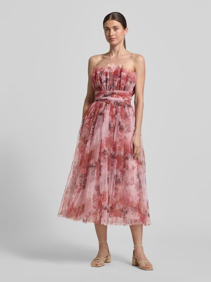 Frauenmodel trägt Regular Fit Midikleid mit floralem Allover-Print von Lace & Beads aus Mesh in Rosa mit Taillierter Passform, A-Linie, Schulterfrei, Raffungen und Gelegte Falten, Ganzkörperansicht von vorne.
