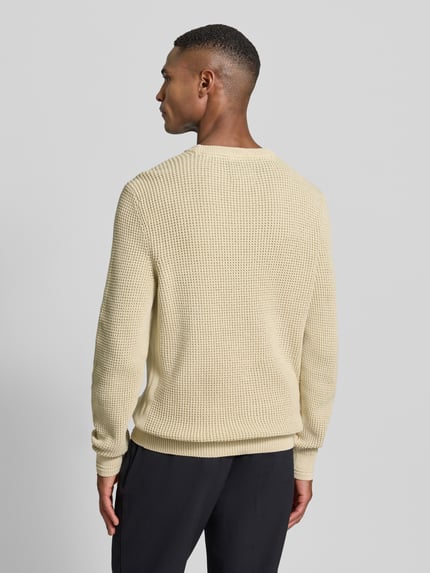 Männermodel trägt Regular Fit Pullover in Strick-Optik von Lerros in Beige, reine Baumwolle, elastische Abschlüsse, Rückansicht, Ganzkörperansicht.