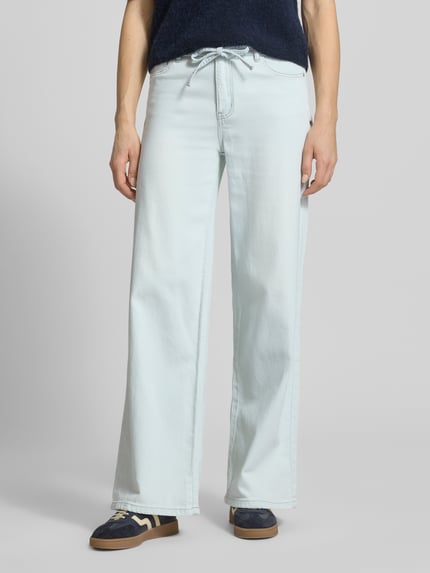 Frauenmodel trägt Wide Leg Jeans mit Bindegürtel von Buena Vista in Hellblau, Baumwoll-Mix mit Stretch, Eingrifftaschen, Ganzkörperansicht von vorne.