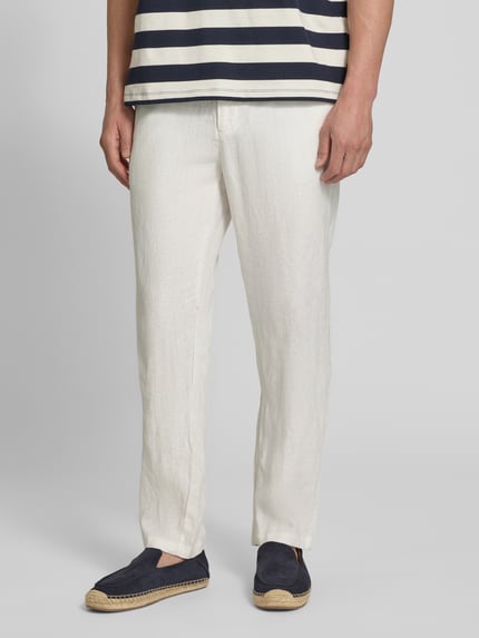 Männermodel trägt Leinenhose mit Eingrifftaschen Modell 'Pandrup' von Casual Friday in Weiß, Regular-Fit, Nahaufnahme Unterkörper. Reines Leinen, Bundweite 42 cm, Innenbeinlänge 83 cm, Herren.