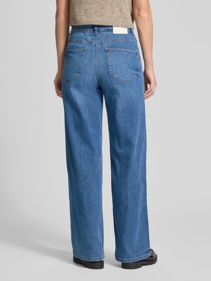 Frauenmodel trägt Straight Fit Wide Leg Jeans aus Baumwoll-Mix von Tom Tailor, blaue Denimoptik, 5-Pocket-Design, Ganzkörperansicht Rückansicht.