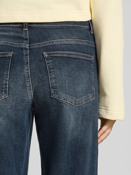 Frauenmodel trägt Wide & Loose Fit Jeans aus Baumwoll-Mix Modell 'MADISON' von ONLY, dunkles Denim, sichtbare Struktur, Nahaufnahme Rückansicht, Damen Wide & Loose Fit Jeans von ONLY.