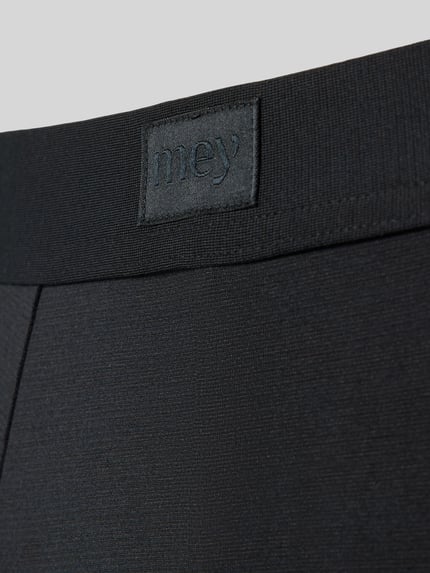 Produktfoto, Slip mit elastischem Bund und Label-Patch von Mey, Modal-Mix mit Stretch-Anteil, glatte schwarze Struktur, körpernaher Schnitt.
