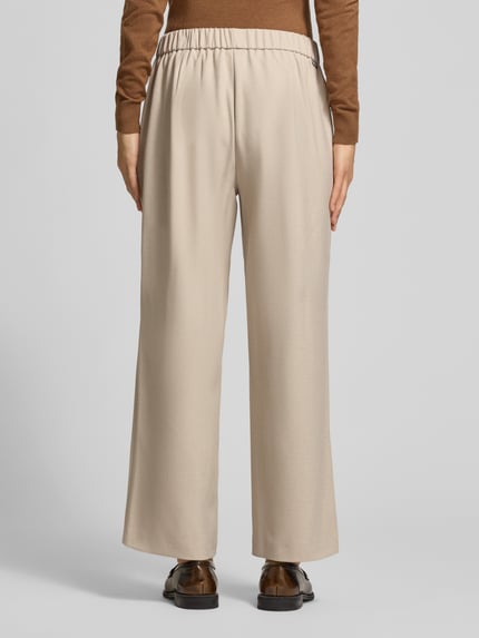 Frauenmodel trägt Regular Fit Gerade Hose mit Viskose-Anteil Modell 'Sue' von TONI in Beige, glatte Oberfläche, Damen Gerade Hose von TONI, Ganzkörperansicht Rückansicht.
