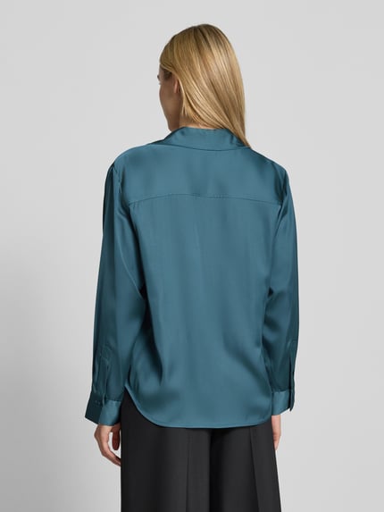 Vrouwenmodel draagt Regular Fit Bluse aus Viskose-Mix mit V-Ausschnitt van COMMA in blauwgroen, gladde textuur, ruglengte 63 cm, hemdkraag, knoopsluiting, Ganzkörperansicht Rückansicht.