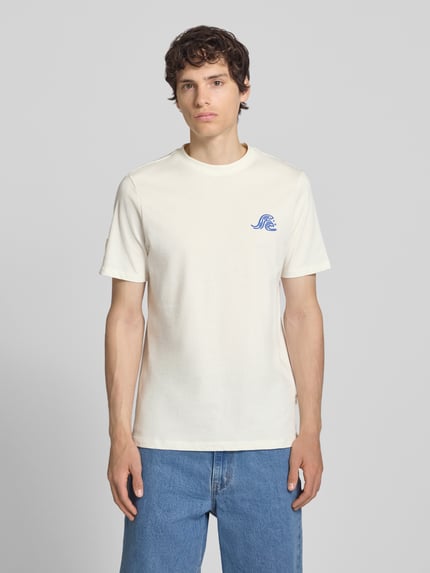Männermodel trägt T-Shirt mit Motiv-Print Modell 'SUN ISLAND' von Blend, cremefarbene Baumwolle, Regular Fit, Rundhalsausschnitt, Ganzkörperansicht von vorne.