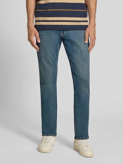 Männermodel trägt Straight Fit Jeans mit Lyocell-Anteil Modell 'GLENN' von JACK & JONES im Used-Look, Baumwoll-Lyocell-Mix, Ganzkörperansicht von vorne.