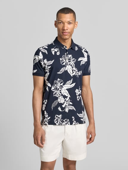 Männermodel trägt Modern Fit Poloshirt mit Label-Detail von Lerros, Reine Baumwolle, Polokragen, kurze Knopfleiste, Ganzkörperansicht von vorne.