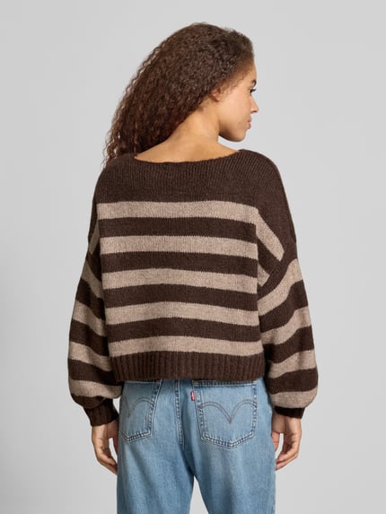 Frauenmodel trägt Pullover mit U-Boot-Ausschnitt von ONLY, mehrfarbig, gestreift, Strickoptik, langarm, Ganzkörperansicht Rückansicht.