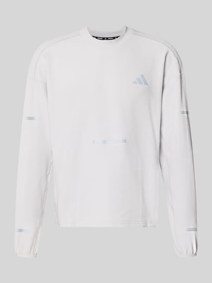 Produktfoto, weißes Regular Fit Sport-Langarmshirt mit Lyocell-Anteil von adidas Training, glatte Textur, dezente Linien, adidas Logo