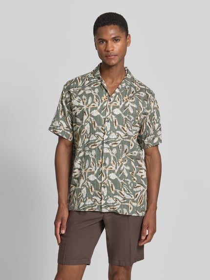 Männermodel trägt Regular Fit Freizeithemd im Allover-Look Modell 'BILBAO' von Jack & Jones Premium aus Reine Baumwolle, Ganzkörperansicht von vorne.