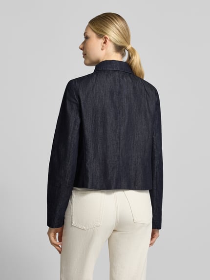 Frauenmodel trägt Blazer mit Schluppe und Brusttaschen von Christian Berg Woman Selection im dunklen Baumwoll-Mix, Ganzkörperansicht Rückansicht.