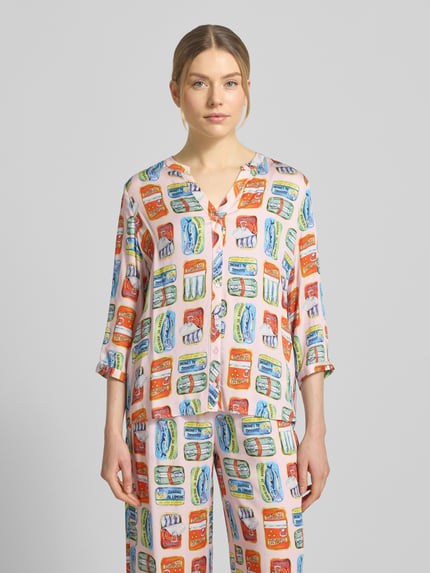 Frauenmodel trägt Langarmbluse aus reiner Viskose von Milano Italy in Relaxed-Fit mit V-Ausschnitt, 3/4-Arm, durchgehender Knopfleiste, Ganzkörperansicht von vorne.