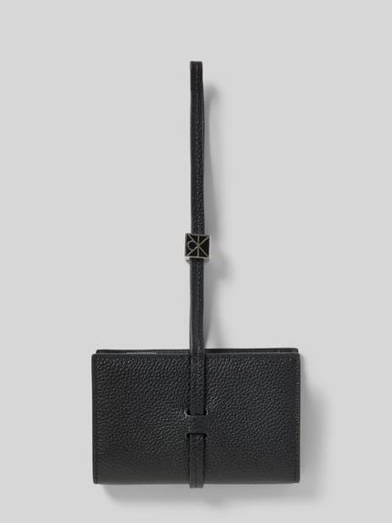 Produktfoto, Portemonnaie mit Schlaufenverschluss Modell 'PEBBLE' von CK Calvin Klein, Strukturmuster, Hauptfach, Münzfach mit Reißverschluss, Steck-, Karten- und Scheinfächer, schwarze Farbe, feine Ledertextur