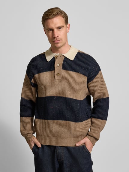 Männermodel trägt Poloshirt mit gerippten Abschlüssen Modell 'Lotu' von WOODBIRD, Material-Mix mit Woll-Anteil, lockerer Schnitt, Nahaufnahme Oberkörper