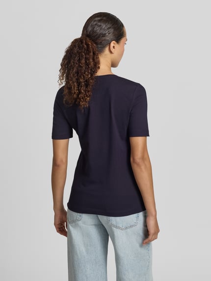 Frauenmodel trägt T-Shirt mit Statement-Stitching und Rundhalsausschnitt von Christian Berg Woman in Dunkelblau, reine Baumwolle, Regular Fit, Rückenlänge bei Größe S 59 cm, Ganzkörperansicht Rückansicht