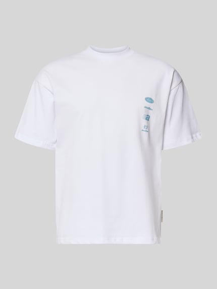 Produktfoto, białe tło, biała bawełna, błękitny nadruk z logo, krój relaxed fit, okrągły dekolt, męski t-shirt 'T-Shirt mit Label-Prints und Rundhalsausschnitt' od ANOTHER COTTON LAB, długość tyłu w rozmiarze M: 68 cm