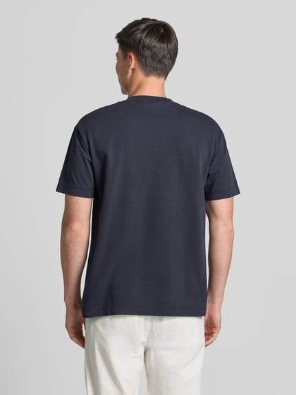 Männermodel trägt Relaxed Fit T-Shirt aus reiner Baumwolle von Marc O'Polo in Optik: Unifarben, Passform: Relaxed-Fit, Jersey, Ganzkörperansicht Rückansicht.