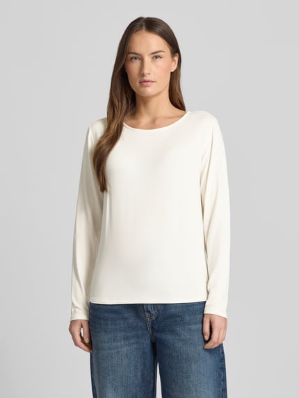 Vrouwenmodel draagt Relaxed Fit Longsleeve uit viscosemix met boothals van Fynch-Hatton, lang, elastisch, crème, voorkant, bovenlichaam close-up.