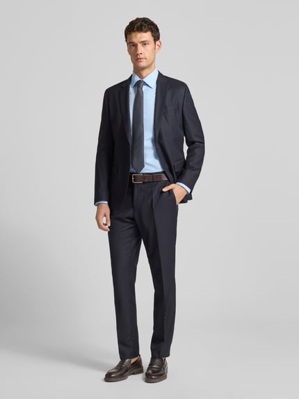 Männermodel trägt Slim Fit Businesshemd aus Popeline mit Stretch-Anteil von BOSS, hellblau, Kentkragen, Ganzkörperansicht von vorne, Baumwoll-Elasthan-Mix, durchgehende Knopfleiste, Sportmanschetten, abgerundeter Saum, Easycare, Schulterbreite 48 cm, Ärmellänge 66 cm, Rückenlänge 78 cm.