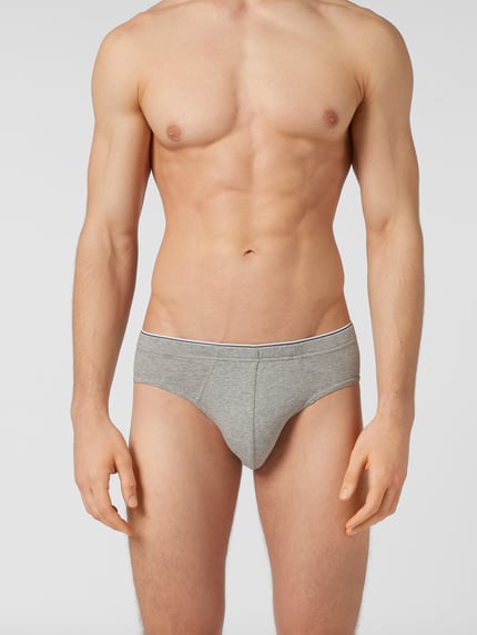 Männermodel trägt Slip mit elastischem Bund im 3er-Pack von MCNEAL aus Baumwoll-Elasthan-Mix, körpernaher Schnitt, Ganzkörperansicht von vorne.
