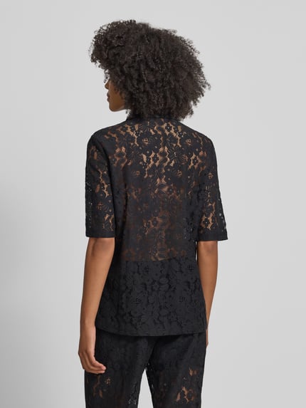 Frauenmodel trägt Regular Fit Bluse aus Baumwoll-Mix Modell 'HONEY' von Vero Moda, Optik: Unifarben, Allover-Muster, Ganzkörperansicht Rückansicht