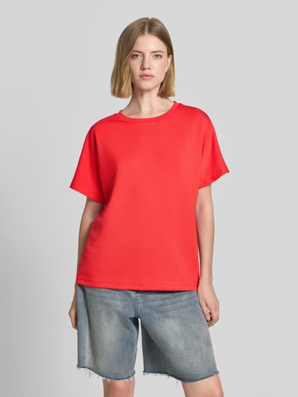 Frauenmodel trägt Damen T-Shirt mit Rundhalsausschnitt Modell 'BANU' von Soyaconcept in Rot, Relaxed-Fit, Material-Mix mit Modal-Anteil, Ganzkörperansicht von vorne.