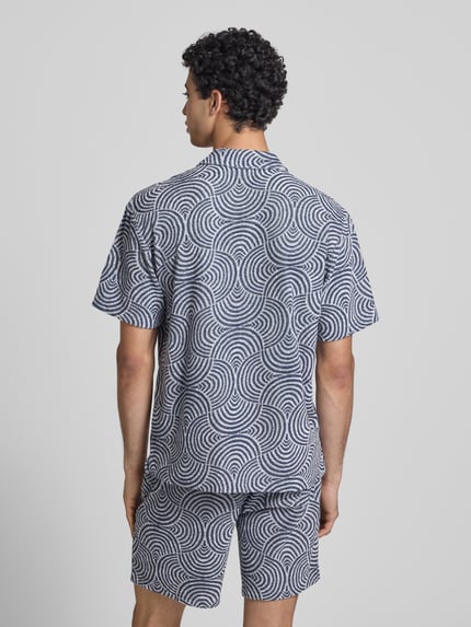Männermodel trägt Relaxed Fit Freizeithemd mit Baumwoll-Anteil Modell 'CLEMENT' von Only & Sons, Allover-Muster, Ganzkörperansicht Rückansicht.