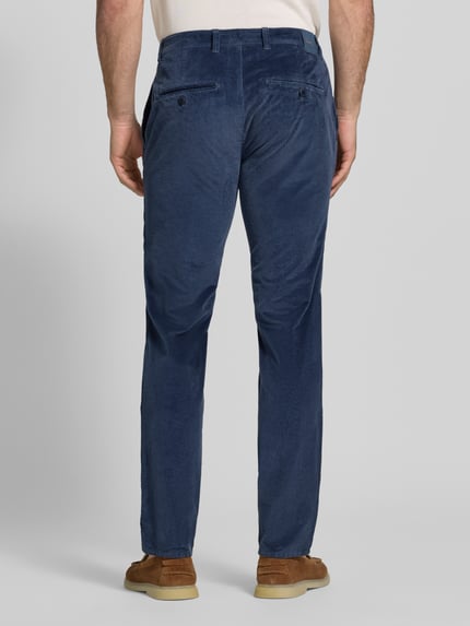 Männermodel draagt blauwe corduroy broek Modern Fit Cordhose aus Baumwoll-Mix model 'Fabio' van Brax, Heren, ganzlichaamsaanzicht achterkant.