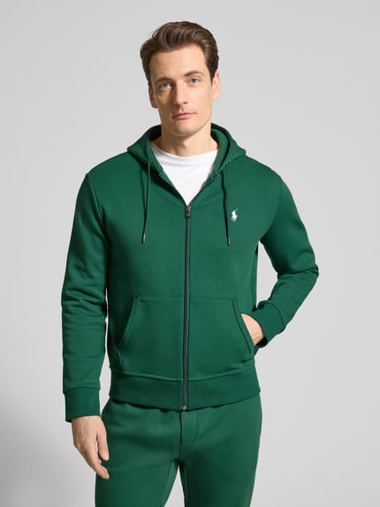 Männermodel trägt Regular Fit Sweatjacke aus Baumwoll-Mix von Polo Ralph Lauren in Grün, Optik: Unifarben, Logo-Stitching, Ganzkörperansicht von vorne.