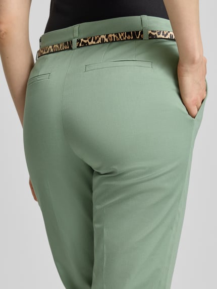 Christian Berg Woman Slim Fit Hose in verkürzter Passform mit Gürtel Schilf 3